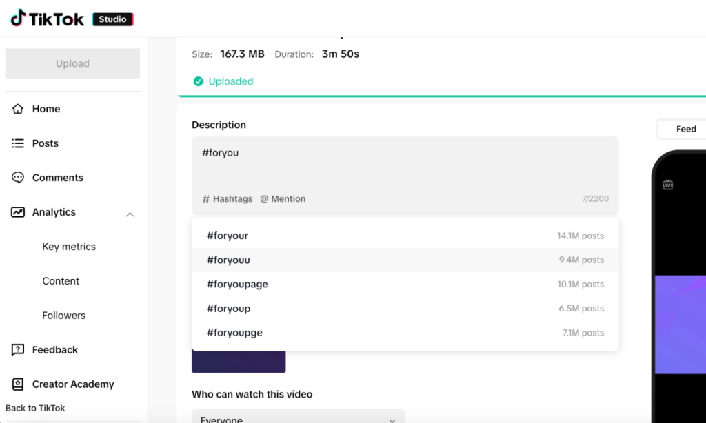 L'onglet hashtags de TikTok et la liste des hashtags connexes les plus populaires qui en résulte.